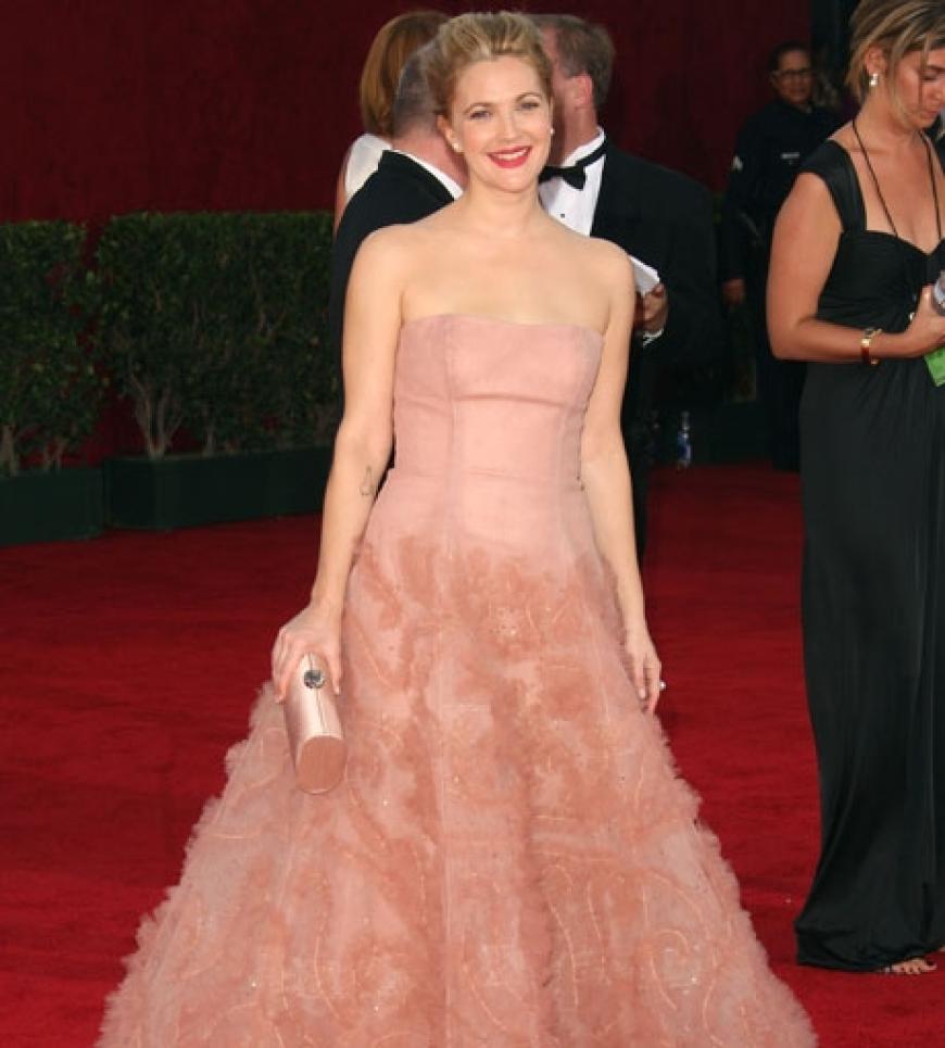 Ihr fraghaftes Outfit von den Filmfestspielen in Toronto scheint hoffentlich nur ein Fehlgriff gewesen zu sein: Drew Barrymore bezauberte die anwesenden Journalisten mit ihrem eleganten Kleid