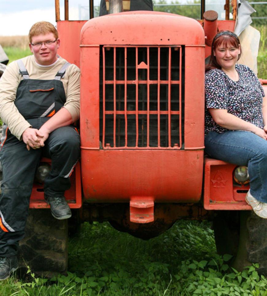 Es gibt ein Wiedersehen mit Peter, 30, dem schüchternen Ackerbauern. Zum Start der Hofwoche überrascht er Autoteil-Monteurin Nicole mit einem Herzkettenanhänger überraschen ´