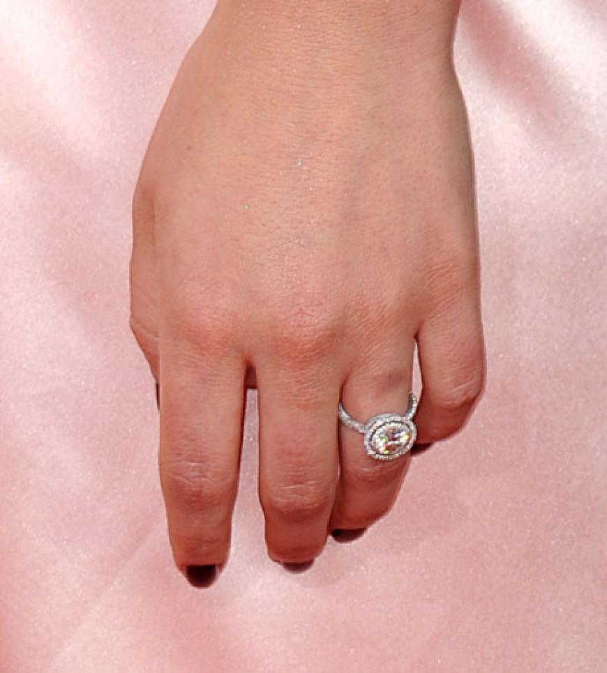 Nicht zu übersehen - dieser außergewöhnlich schöne Diamantring gehört Oscarpreisträgerin Natalie Portman