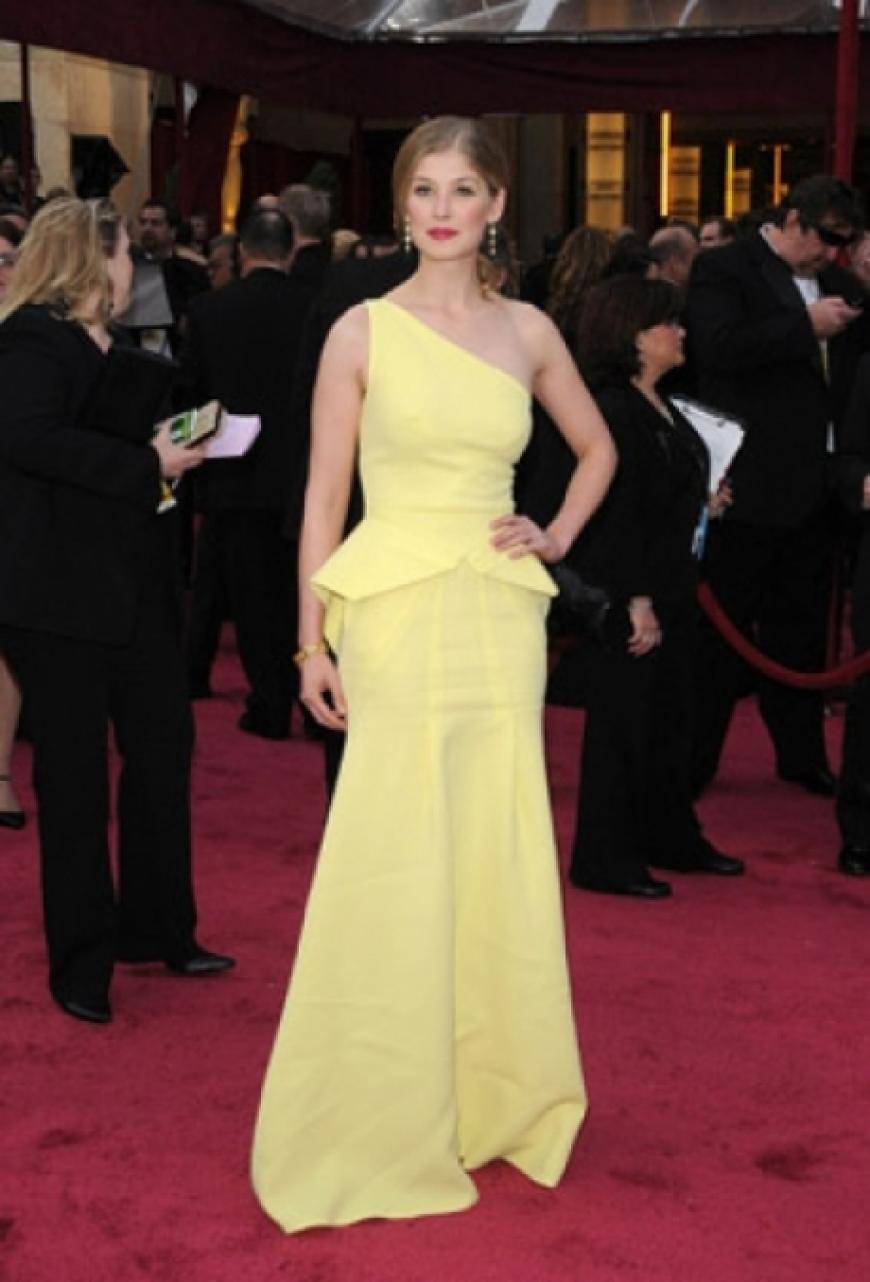 Rosamund Pike: Das Ex-Bond Girl kam mit einem asymmetrischen Kleid von Roland Mouret zur Verleihung