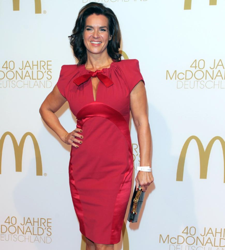 Katarina Witt kam hübsch verpackt in einer roten Robe
