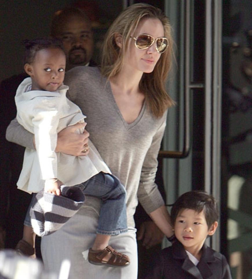 Ein Leben für die Familie: 2005 adoptierten Brad und Angelina die kleine Zahara Marley aus Äthiopien. Zwei Jahre später folgte Pax Thien, den sie als aus Vietnam zu sich holten
