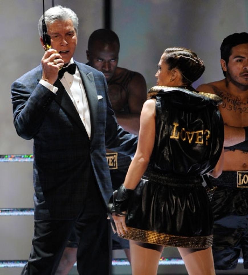 Jennifer Lopez holte sich bei ihrem Auftritt Box-Moderator Michael Buffer mit auf die Bühne. Sie präsentierte ihren neuen Song