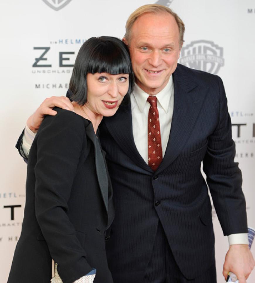 ...ist der renommierte Filmschauspieler und Musiker privat´ in seiner zweiten Ehe mit der Fotografin Katharina John (l.) verheiratet. Seit 1999 leben sie in Venedig´ auf der Insel Giudecca sowie im toskanischen´ Dorf Montepiano. Tukurs erster Ehe entstammen die Töchter Lilli und Marlene, die beide in den USA studieren