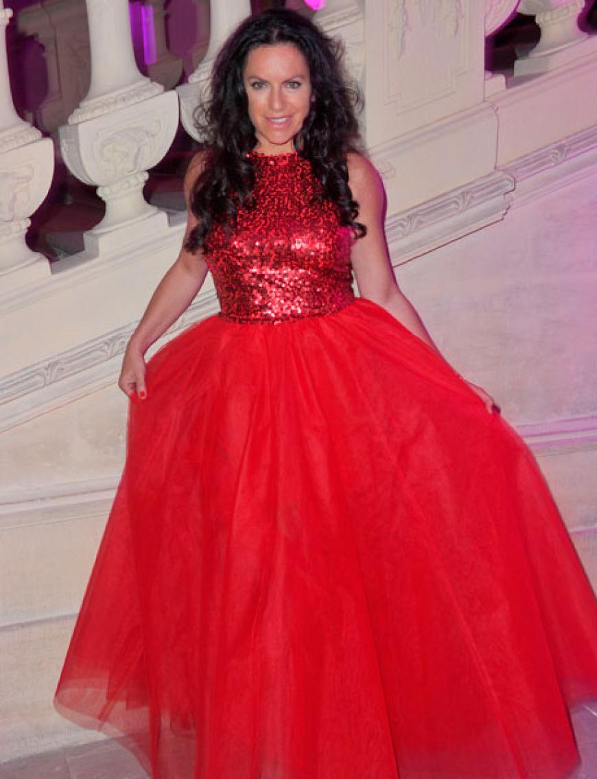Schauspielerin Christine Neubauer modelte ebenfalls und präsentierte diese sagenhafte Robe des Labels