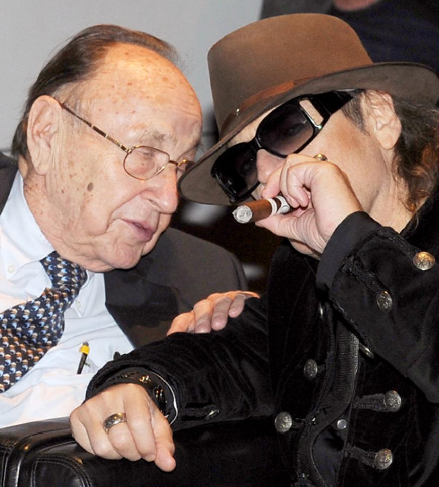 Der ehemalige Außenminister Hans-Dietrich Genscher gratuliert Udo Lindenberg zur gelungenen Show
