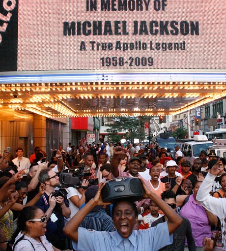 Fans treffen sich vor dem berühmten Apollo-Theater in L.A.