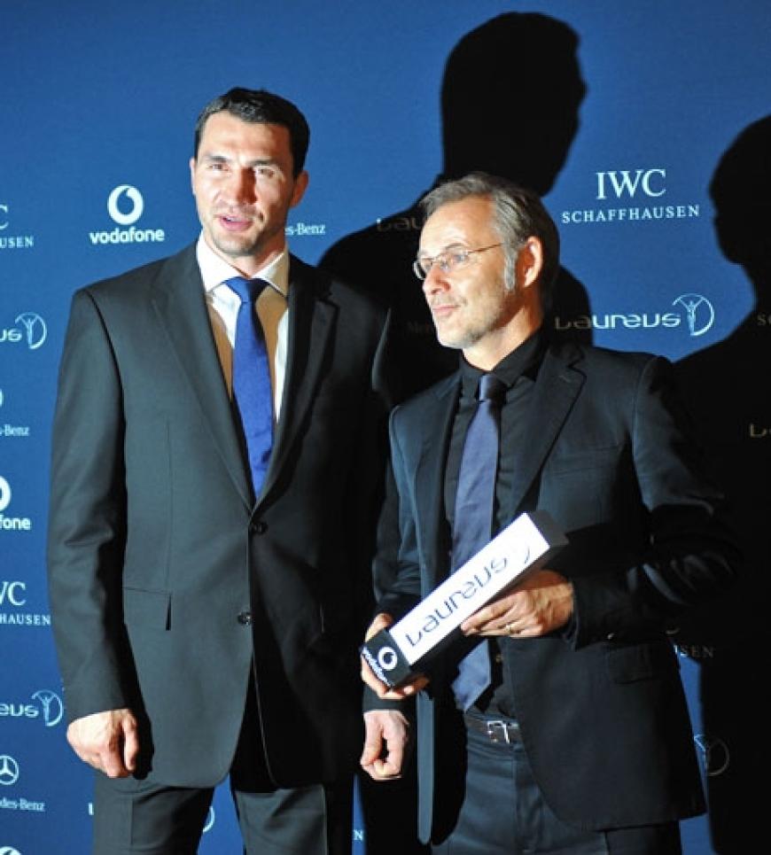 Preisträger Reinhold Beckmann posiert mit Vladimir Klitschko für die Kameras