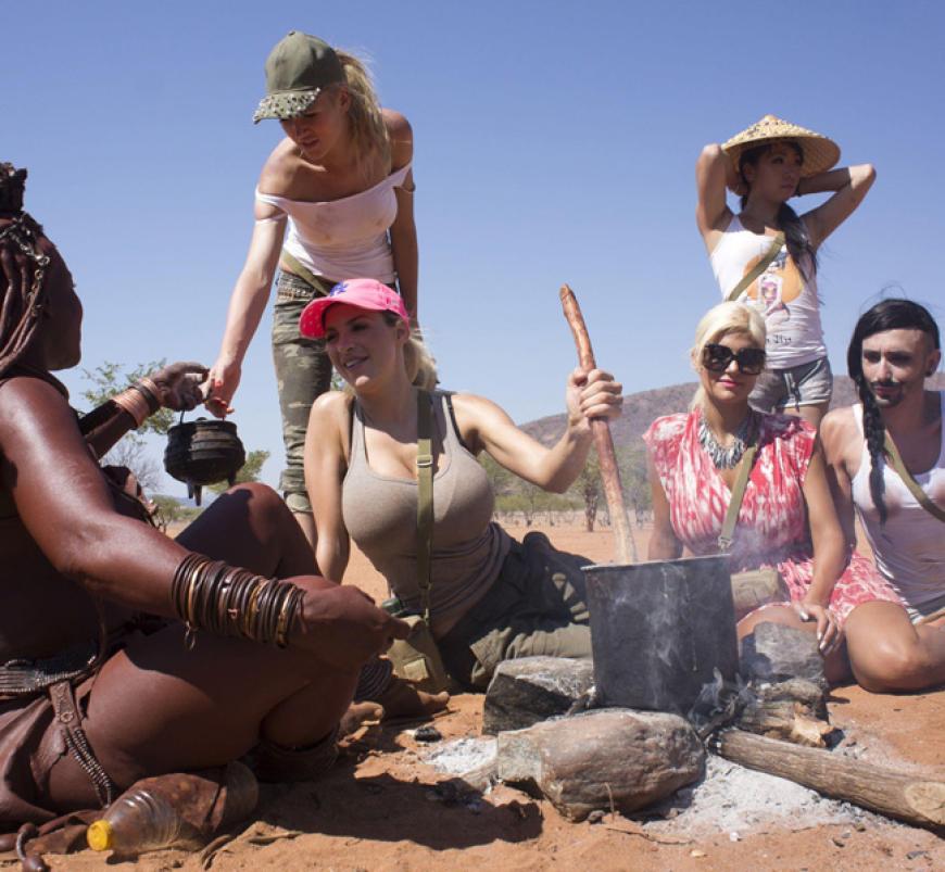 Wüstensand statt roter Teppich, gleißende Sonne statt Blitzlichtgewitter und Ziegen hüten statt Fingernägel lackieren und shoppen gehen: Was passiert, wenn zwölf luxusverwöhnte Promi-Ladies mitten in der Wildnis Afrikas landen? Concita Wurst, Jinjin Harder, Sophia Wollersheim, Jordan Carver und Sara Kulka zu Gast bei den Himbas