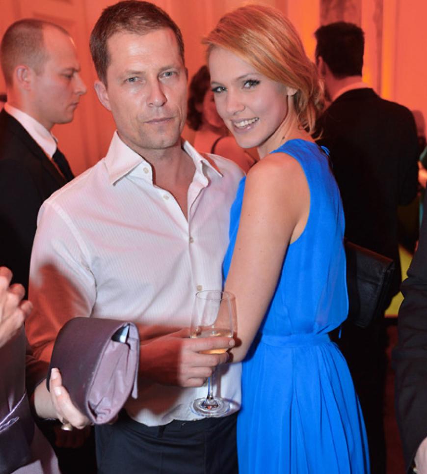 Ganz verliebt: Schauspieler Till Schweiger durfte nicht nur seine Svenja Holtmann mit nach Hause nehmen - sondern auch einige Preise (für seinen Film