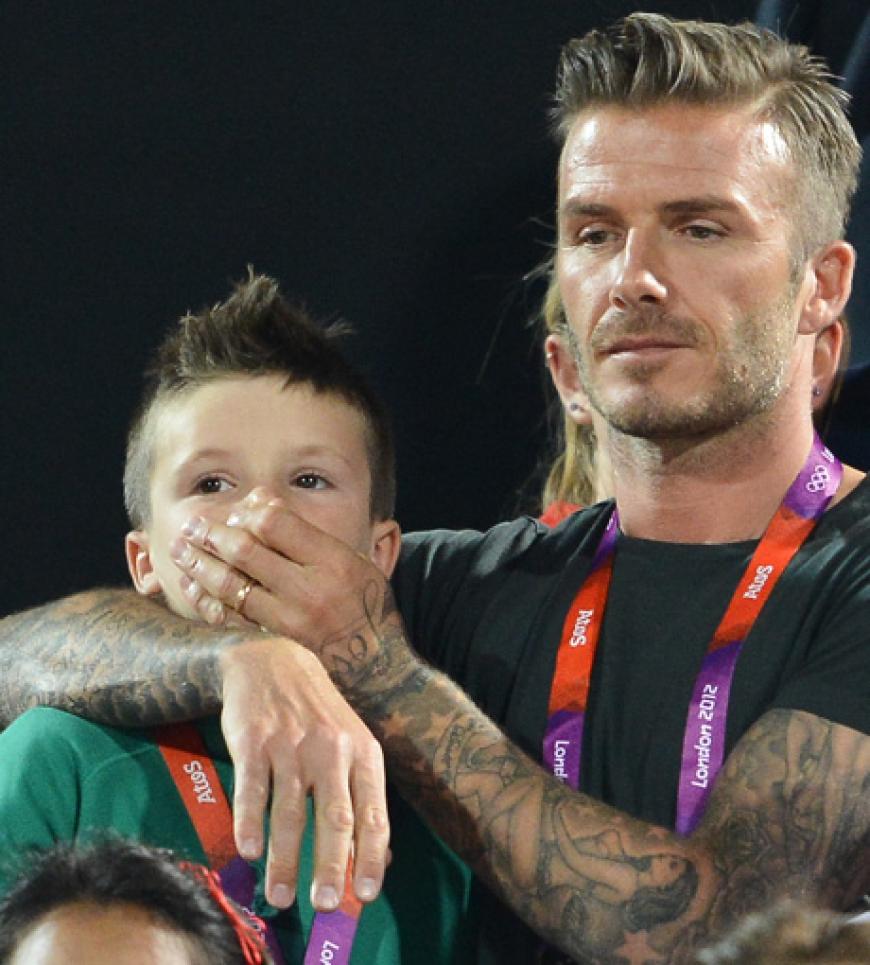 Ruhe jetzt! Bei so einem spannenden Finale ist volle Konzentration gefordert. Da muss Papa Becks auch schon mal zu anderen Maßnahmen greifen