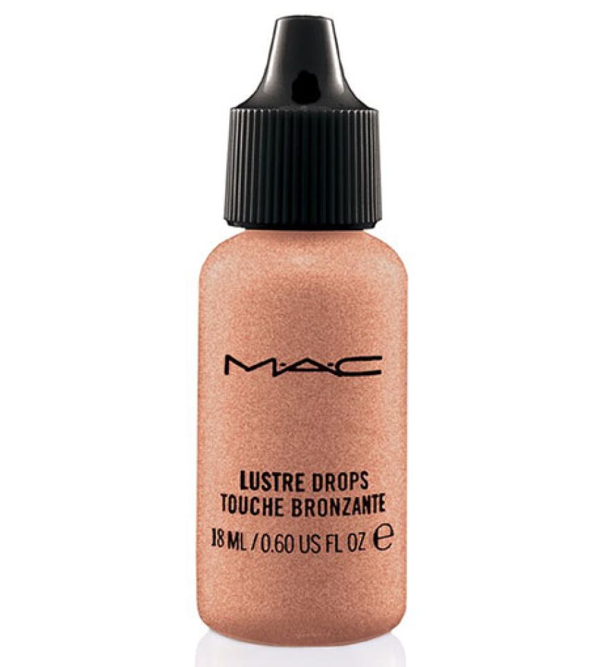 Für ein verführerisches Finish des Looks sorgt der rosig-goldene Highlighter