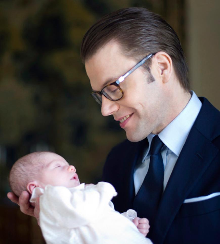 Daniel hält seine kleine Tochter ganz behutsam in den Händen