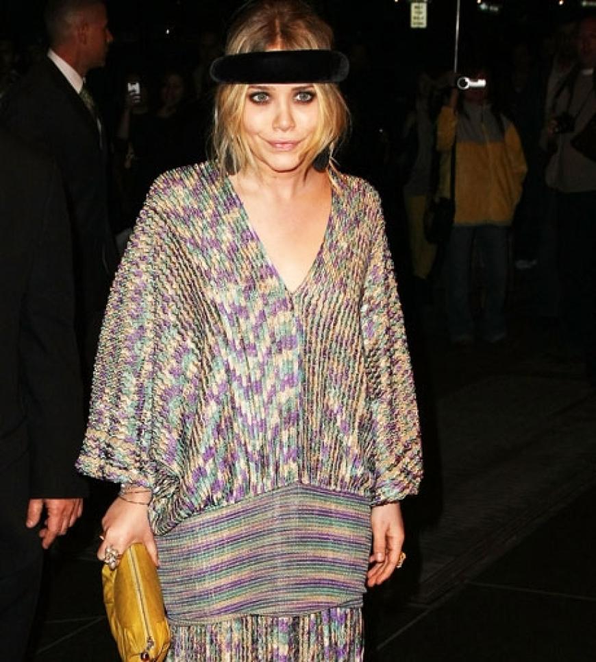 Mary-Kate Olsen ist bekannt für ihre interessanten Outfits. Dieses Ensemble mit Haarband zeigt die Schauspielerin jedoch nicht gerade von ihrer Schokoladenseite