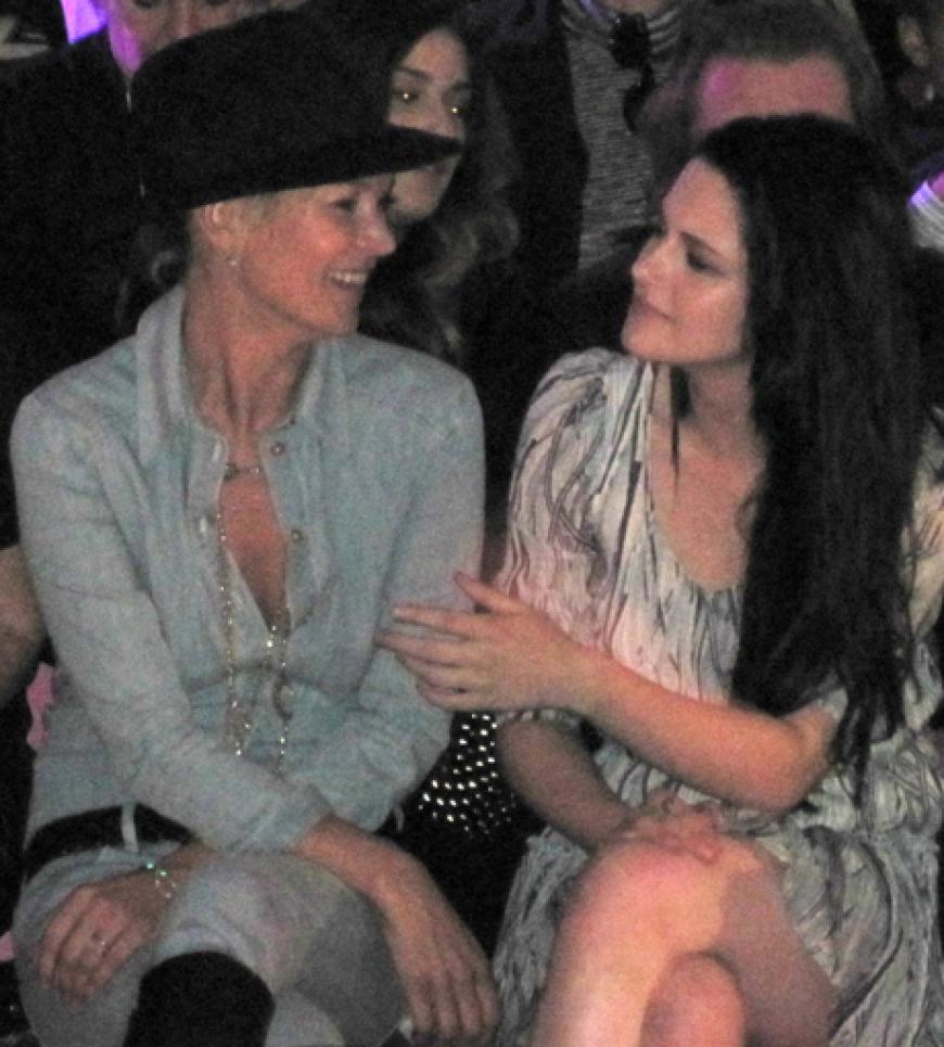 Kate Moss und Kristen Stewart begutachten die neuesten Trends von Mulberry
