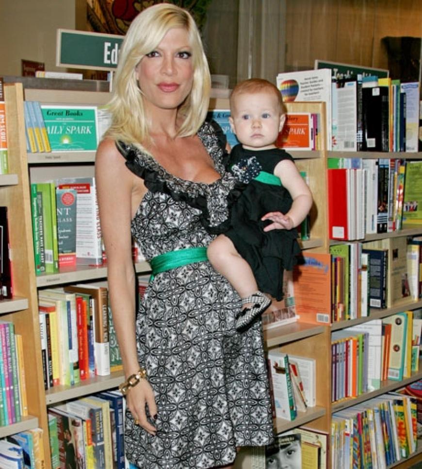 Tori Spelling ist in den letzten Monaten erschreckend dünn geworden. Die zweifache Mutter trägt aktuell Size Zero. Ihr Sprecher bestätigte gegenüber OK!, dass sie zurzeit in Jeansgröße 25 passt
