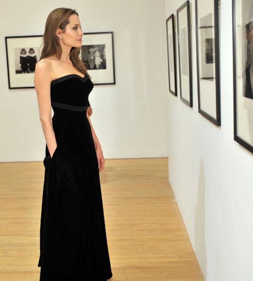 Angelina Jolie sieht sich im Museum für Gegenwartskunst um