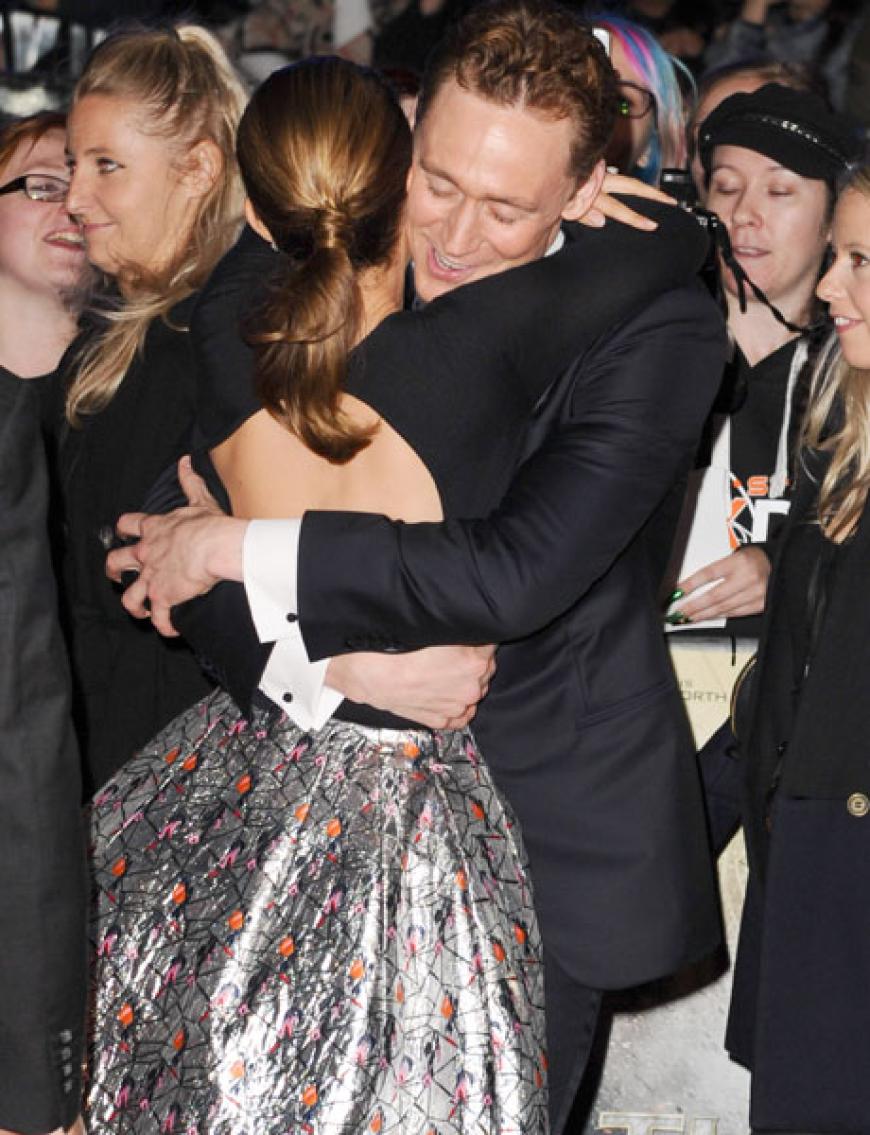 Natalie Portman umarmte Co-Darsteller Tom Hiddleston