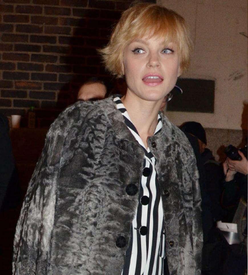 Das kanadische Supermodel Jessica Stam versteckt ihre gestreifte Bluse unter einem Pelzmantel. Dazu hat sie doch gar keinen Grund!