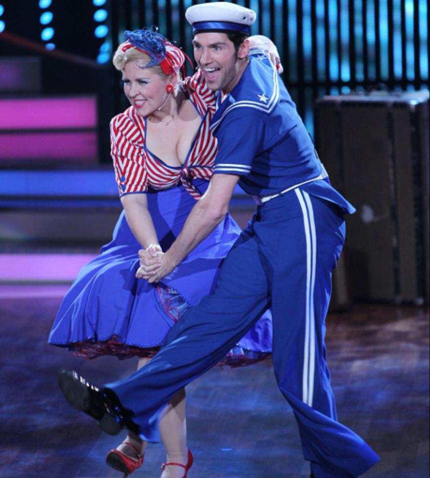 Maite Kelly und ihr Tanzpartner Christian Polanc kamen in einheitlichem Marine-Look