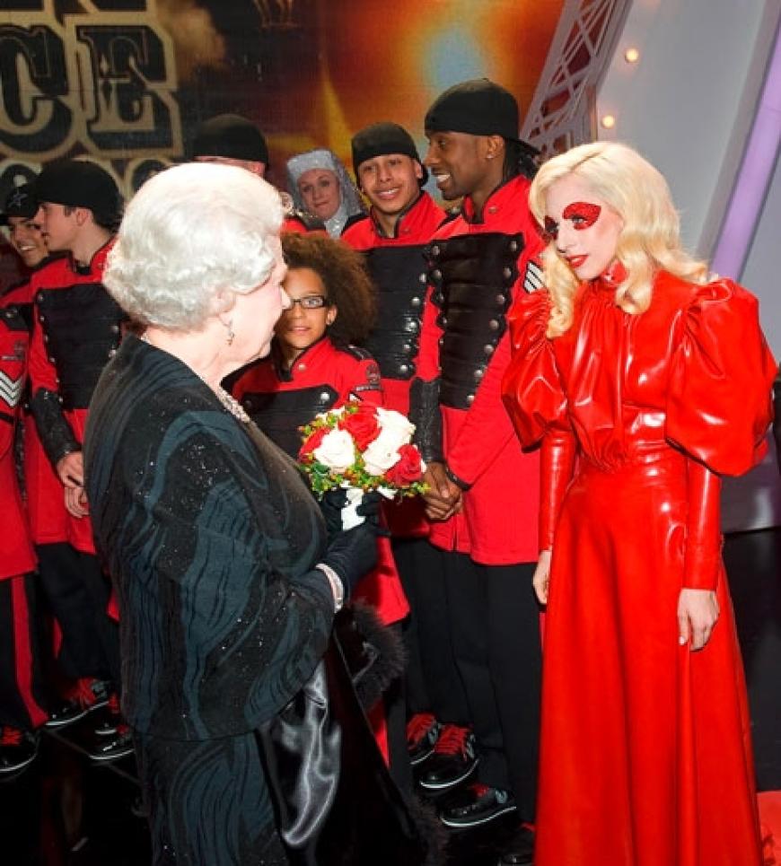 Lady GaGa erschien in einem extravaganten roten Latex-Kleid, das stark an die Zeit von Elizabeth I. erinnerte