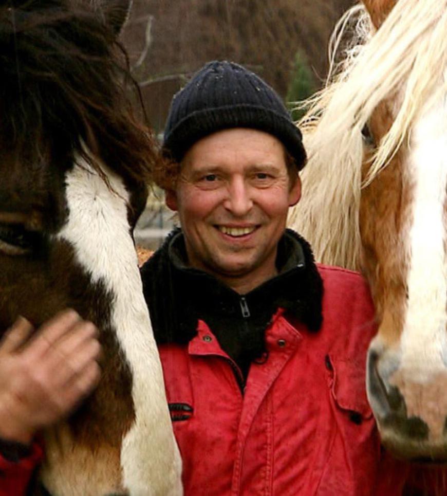 Der Pferdefreund Alfred lebt zusammen mit seiner Mutter auf einem Bauernhof und sucht nun die Frau fürs Leben