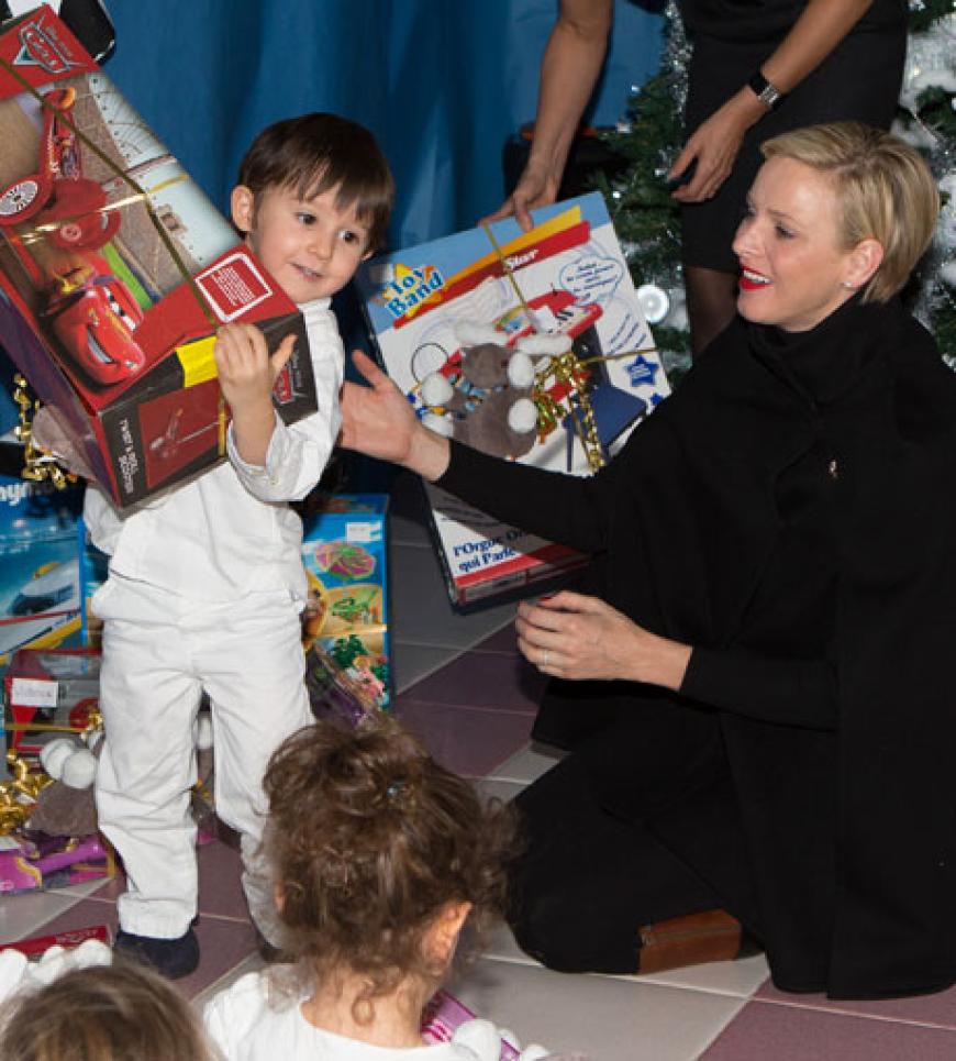 Charlene gab sich ungewohnt menschlich und freute sich mit den Kids über die Geschenke