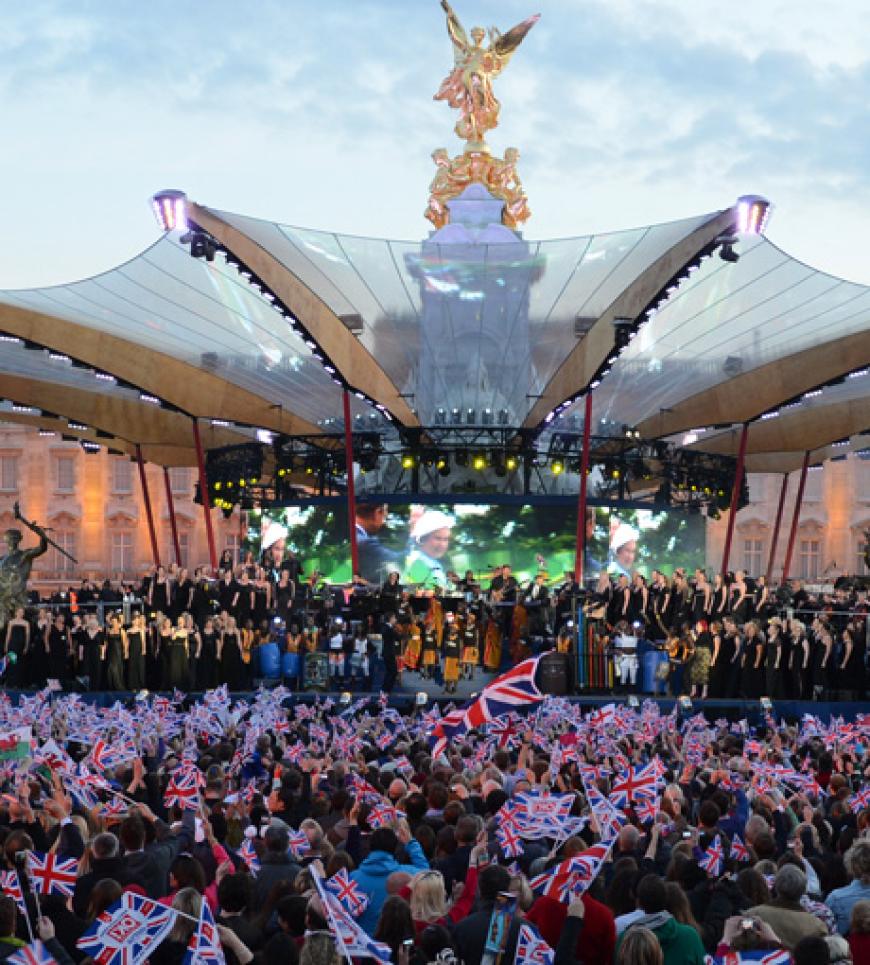 Rund 250.000 Fans und Schaulustige feierten mit der britischen Königsfamilie vor dem Buckingham Palast