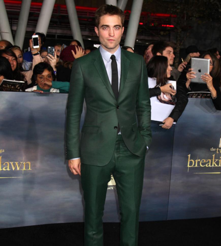 Robert Pattinson kam in Tannengrün (Gucci)