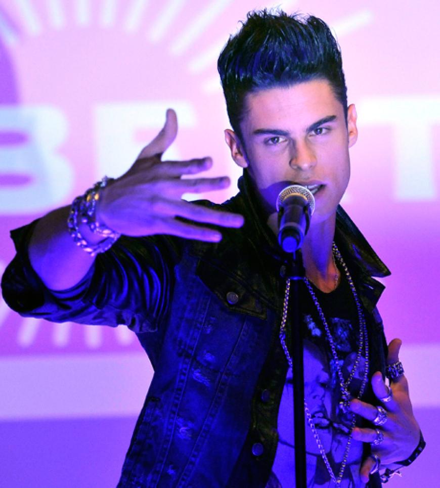 War nicht nur als Model geladen - sondern vor allem um seinen Song live zu performen: Baptiste Giabiconi