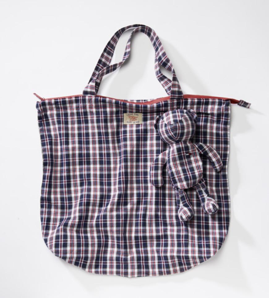 24. Juni 2012: Ideal für Picknick- oder Strandausflüge: Geräumige Textil-Tasche, die sich mit wenigen Handgriffen in dem kleinen Stoffbären verstecken lässt.