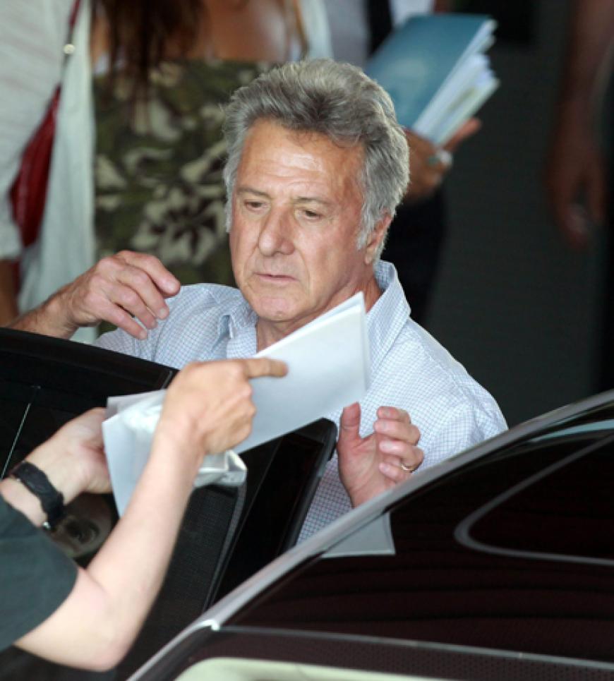 Promis wohin das Auge reicht: Hollywood-Star Dustin Hoffman vergibt schon am Hotel zahlreiche Autogramme