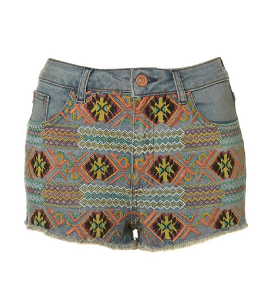 01. Juli 2012: Heiß, heißer, Hot Pants! Stylishe Denim-Shorts mit Ethno-Stickerei über topshop.com, ca. 40 Euro