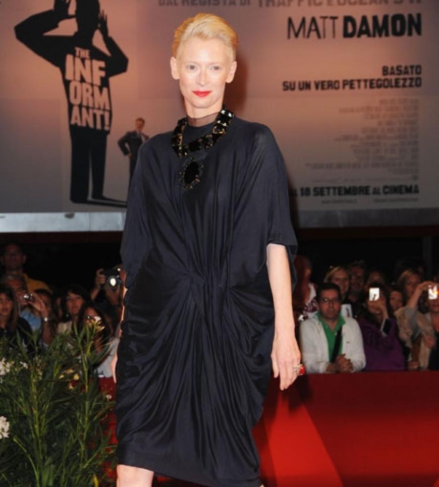 Weites Kleid, rote Lippen - Schauspielerin Tilda Swinton liebt Kontraste