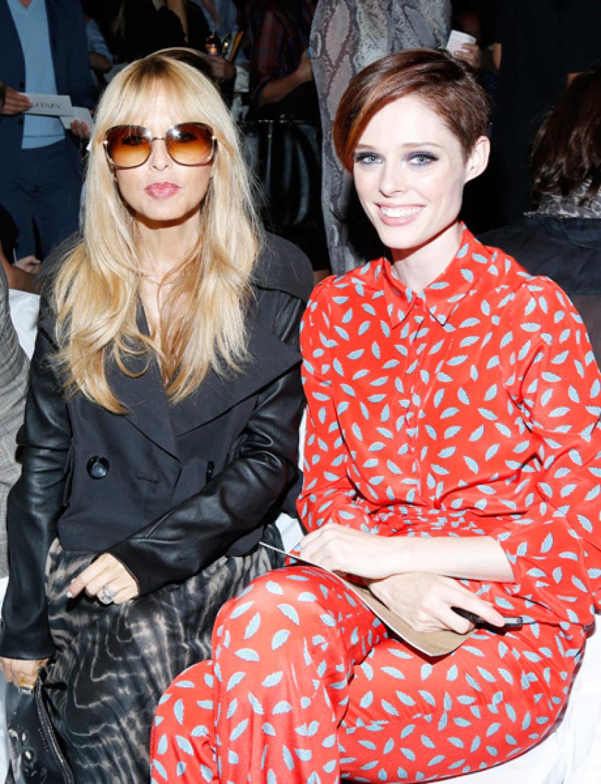 Konkurrenzbeobachtung: Desingerin Rachel Zoe zeigt selbst noch auf der Fashion Week ihre Kollektion. Mit Model Coco Rocha kam sie vorher zur Show von Diane Von Furstenberg
