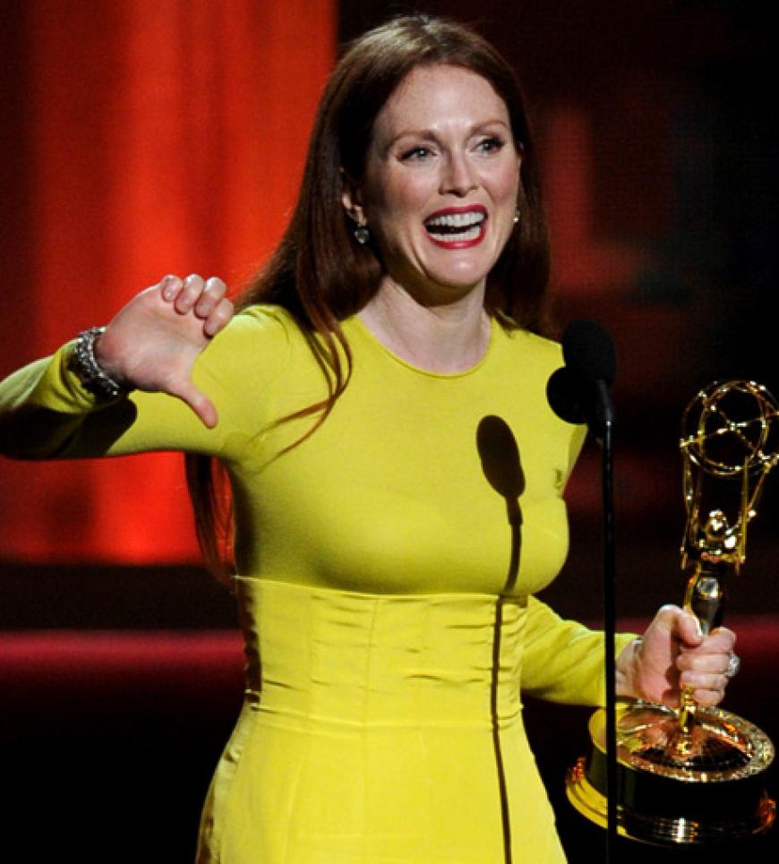 Findet Julianne Moore ihren Preis doof? Daumen hoch! Immerhin gewann sie einen Emmy als beste Schauspielerin für ihre Rolle als US-Politikerin Sarah Palin in der Miniserie