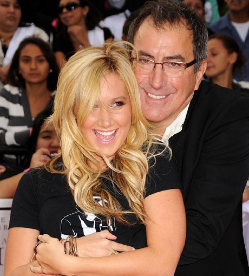 Regisseur Kenny Ortega hält Teenie-Star Ashley Tisdale fest im Arm