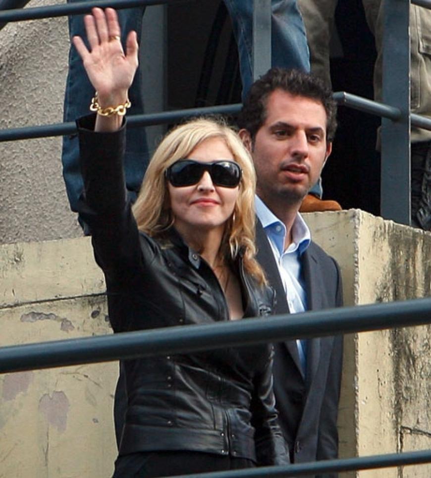 Madonna winkt in Brasilien den Menschen zu. Seit Jahren engagiert sich der Superstar für soziale Projekte