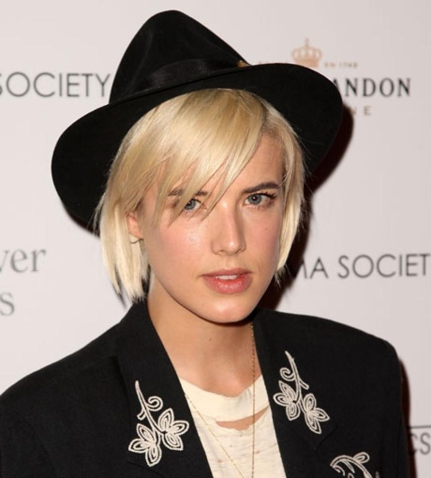 Cool: Topmodel Agyness Deyn trägt den Hut lässig auf dem Hinterkopf und lässt den Pony ins Gesicht fallen