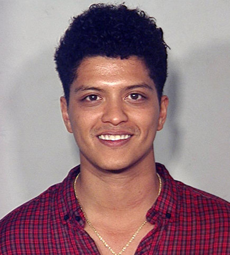 Da lächelt er! Peter Hernandez alias Bruno Mars wurde im September 2010 verhaftet. Bei dem Sänger wurde Kokain gefunden. Seine Strafe: Eine 2.000 Dollar Zahlung, 200 Stunden soziale Arbeit und die Teilnahme an einer Drogenberatung