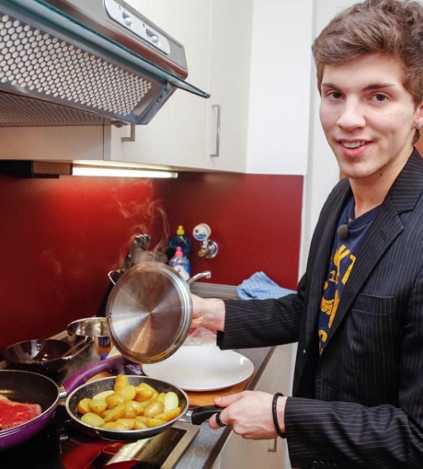 Dschungelkönig Joey Heindle brutzelt mediterrane Kartoffeln und Steak
