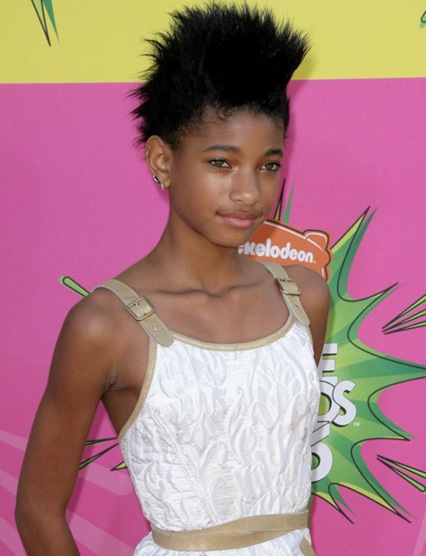 ... es ist Willow Smith, Tochter von Jada Pinkett Smith und Will Smith. Inzwischen ist sie als Musikerin und Schauspielerin erfolgreich