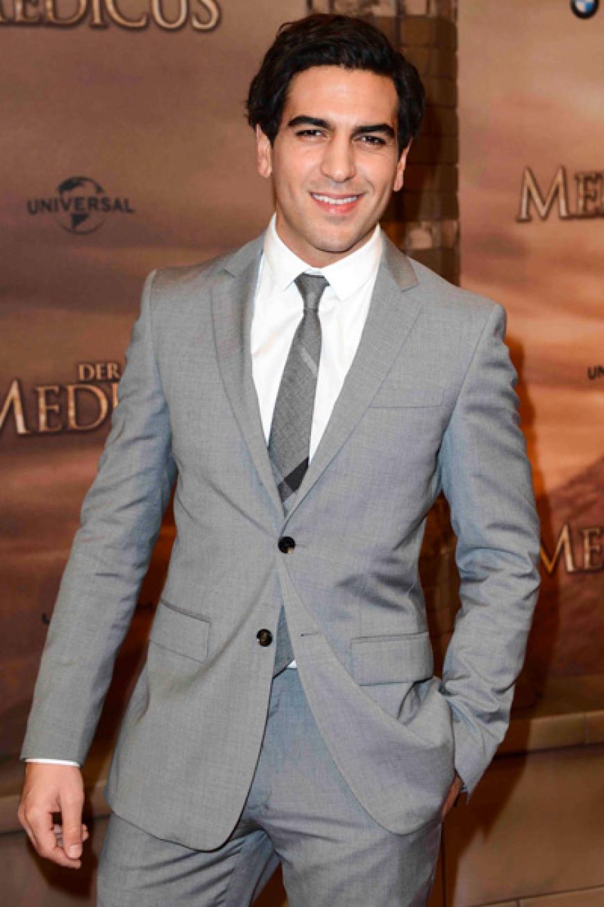 Elyas M'Barek kommt ungewohnt glatt rasiert zur Premiere und spielt in dem Film