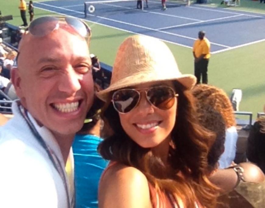 Eva Longoria postete diesen Bildbeweis (mit ihrem Stylisten Robert Verdi) - sie ist Tennisfan und feuerte US-Superstar Serena Williams an