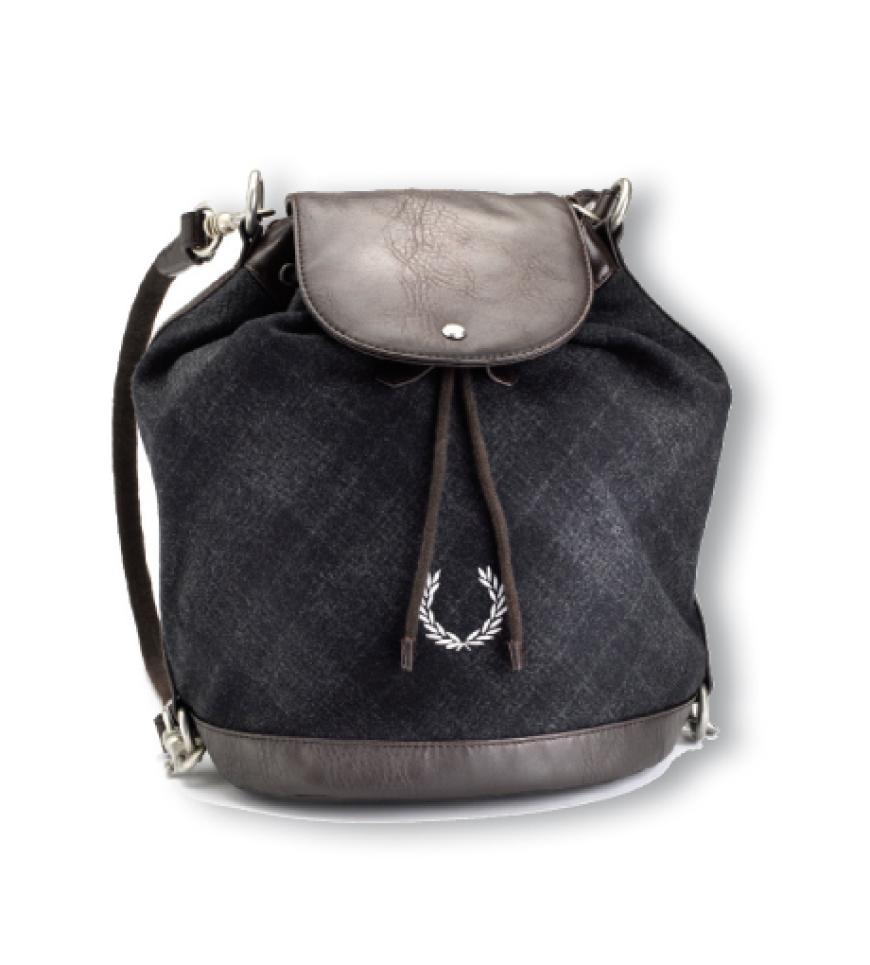 Beutel: In Rucksackform mit Glencheckmuster aus Wolle von Fred Perry, ca. 95 Euro