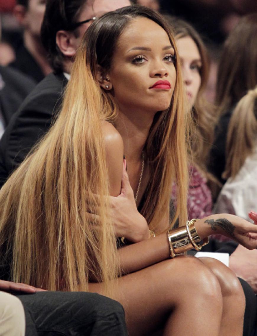 Back to XXL-Mähne: nach einigen Haar-Experimenten zeigte sich RiRi Anfang Mai wieder mit blonder Mähne in Überlänge. Happy sieht sie grade nicht aus - ob's an der neuen Frisur oder am Basketballspiel liegt?