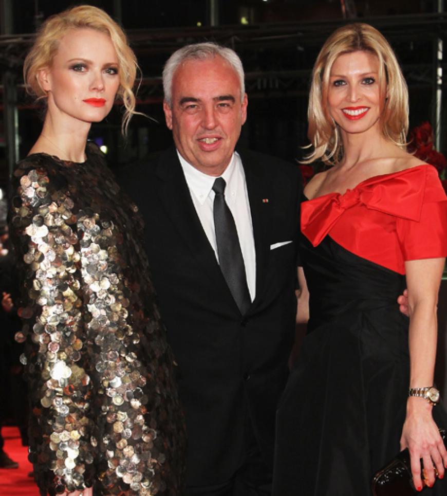 Franziska Knuppe posierte mit Hans Reiner Schröder (Direktor BMW Berlin) und dessen Ehefrau Katharina