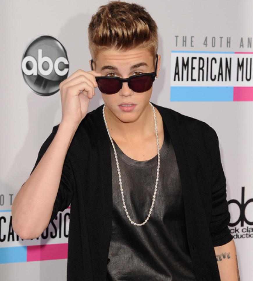 Ein cooler Musiker geht nicht ohne Sonnenbrille aus dem Haus: Justin Bieber