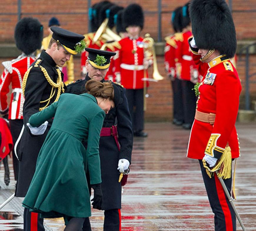 Doch dann passierts: Kate bleibt mit ihren High-Heels im Boden hängen