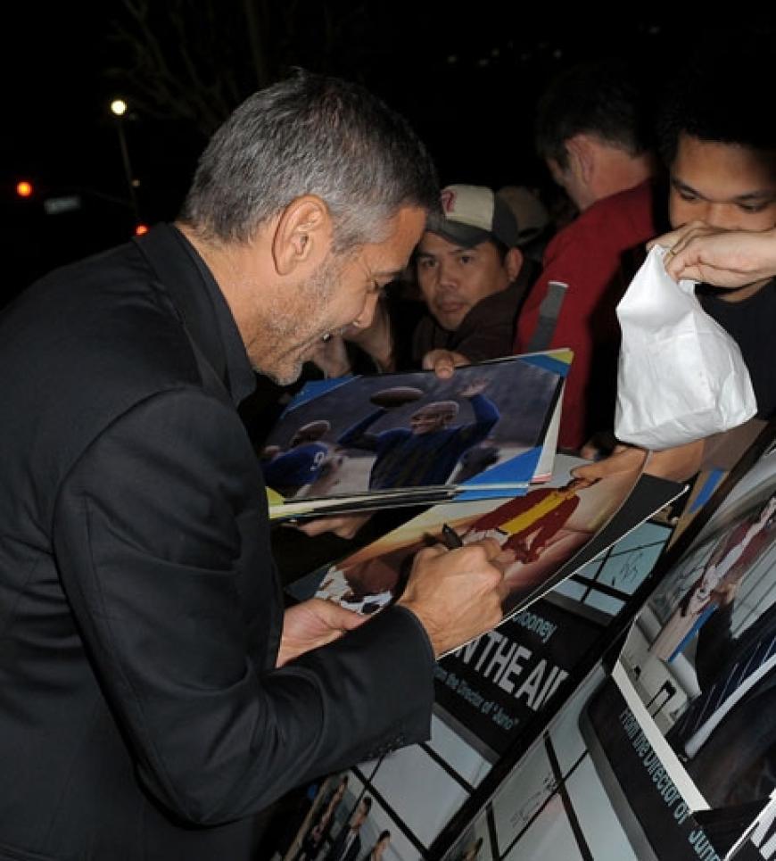 George Clooney versorgt die anwesenden Fans mit Autogrammen